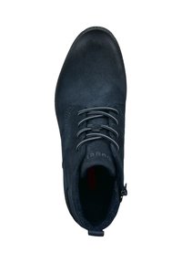 Bottines en daim bleu marine avec bout rond, six œillets pour le lacet, dessus texturé et une languette à l'arrière pour un enfilage facile.