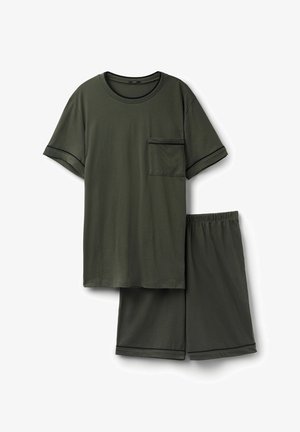 Olivegrünes Baumwoll-T-Shirt mit kurzen Ärmeln, einer Brusttasche und schwarzem Saum, kombiniert mit passenden Shorts mit elastischem Bund.