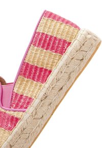 Geweven espadrille met afwisselend roze en natuurlijk gestreepte patronen, een jute touwenzool en een zachte, gestructureerde stoffen bovenzijde.