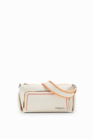 Borsa in pelle bianca con cuciture arancioni, forma rettangolare, tasca con zip e manico spesso; oggetto di marca con un design pulito.