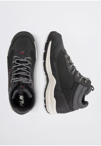 Czarne buty trekkingowe z teksturowaną cholewką, szarymi sznurówkami, wzmocnionymi oczkami i kontrastującymi białymi podeszwami. Gumowy bieżnik zapewniający przyczepność.