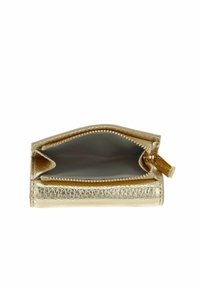 Petit portefeuille ouvert en cuir doré avec une poche zippée visible et une tirette de fermeture éclair dorée.