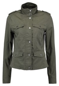 Olivgrön militärstil jacka med hög krage, knappade fickor på bröstet och höfterna, samt silverfärgade tryckknappar fram.
