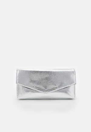 Kiiltävä hopeinen clutch-laukku, jossa V-muotoinen metallinen yksityiskohta etuklapissa, esitetty yksiväristä valkoista taustaa vasten.