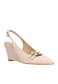 Scarpa slingback a cuneo in pelle rosa pallido con punta appuntita, soletta texturizzata e doppia fascia decorata con hardware dorato.