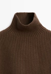 Brązowy sweter z wysokim kołnierzem i miękką fakturą, z ribbowanym wzorem. Projekt wyróżnia się pionowymi detalami dla dodatkowego efektu.