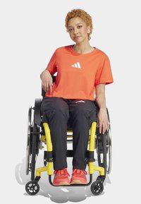 adidas Performance ADAPTIVE WORKOUT - Spordi T-särk - bright red white