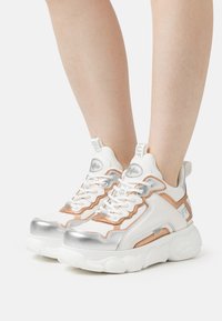 Buffalo CHAI - Tossud - white/silver/gold