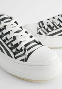 Next FOREVER COMFORT CHUNKY BASEBALL REGULAR FIT - Tossud - white black stripe