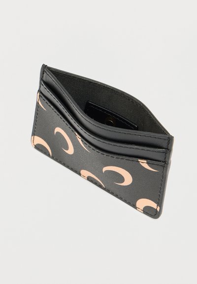 Čierny držiak na karty z textúrovaného materiálu s ružovým vzorom polmesiaca, obsahujúci viacero priehradiek na karty a vnútornú kapsu.