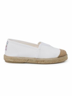 Pantof cu slip-on din pânză albă, cu talpă din sfoară de iută și vârful de culoare măslinie; prezintă un mic logo colorat pe lateral.