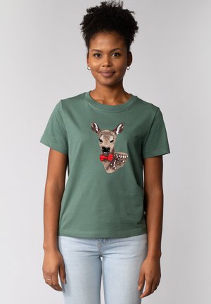 Grünes Baumwoll-T-Shirt mit einem gestickten Reh und einer roten Fliege. Kurze Ärmel, Rundhalsausschnitt und weiche Textur. Lässiges Design.