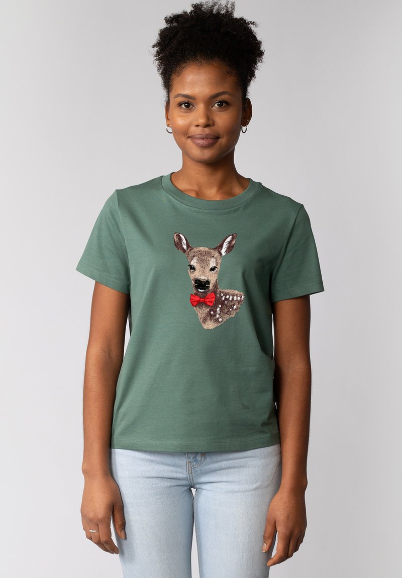 Groene katoenen t-shirt met een geborduurde reekalf met een rode strik. Korte mouwen, ronde hals en een zachte structuur. Casual ontwerp.
