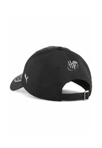 Gorra negra con visera curva, confeccionada en algodón. Presenta logotipos y costuras blancas, correa ajustable en la parte posterior y un patrón texturizado en la parte superior.