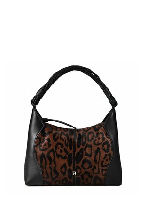 Bolso de cuero negro con asa trenzada y panel de tela con estampado de leopardo en el centro, mostrado sobre un fondo blanco.
