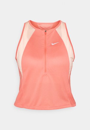 Lys korallfarget ermeløs treningstop med glidelås foran, meshpaneler og en hvit Nike-logo. Har en tettsittende design og strukturert stoff.