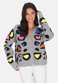 Cardigan grigio con motivi a cuori colorati e stampa leopardata in rosa, giallo, blu e arancione, con scollatura a V e chiusura con bottoni.