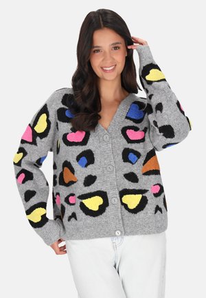 Cardigan grigio con motivi a cuori colorati e stampa leopardata in rosa, giallo, blu e arancione, con scollatura a V e chiusura con bottoni.