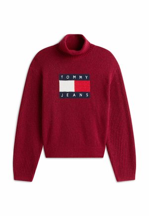 Rode gebreide coltrui met geribde mouwen en zoom, met een rechthoekig "Tommy Jeans"-logo in wit, rood en marineblauw op de borst.