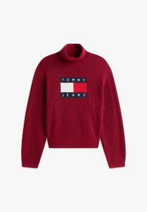 Rode gebreide coltrui met geribde mouwen en zoom, met een rechthoekig "Tommy Jeans"-logo in wit, rood en marineblauw op de borst.