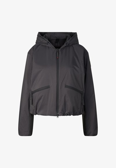 Czarna kurtka z kapturem, z przednim zamkiem błyskawicznym i dwoma zapinanymi na zamek kieszeniami po bokach, z długimi rękawami i lekko skróconym krojem.