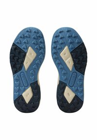 Niebieskie i czarne gumowe podeszwy butów z teksturowaną powierzchnią i trójkątnymi rowkami, jasnobeżowymi akcentami oraz logo na środku.
