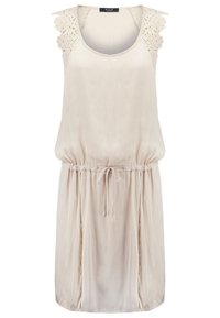 Robe beige sans manches avec des détails en dentelle aux épaules, encolure ronde, taille à cordon et jupe ample et fluide.