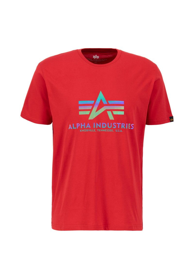 Červené bavlnené tričko s multicolor logom, ktoré obsahuje abstraktné tvary a text "ALPHA INDUSTRIES" umiestnený na hrudi. Dizajn s okrúhlym výstrihom.