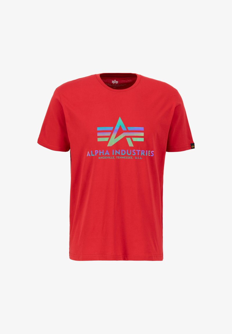 Červené bavlnené tričko s multicolor logom, ktoré obsahuje abstraktné tvary a text "ALPHA INDUSTRIES" umiestnený na hrudi. Dizajn s okrúhlym výstrihom.