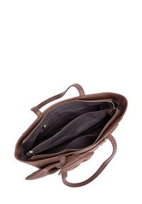 Borsa a spalla in pelle marrone con un'esterno testurizzato, dotata di due tasche interne con zip e un rivestimento in tessuto scuro. Manici lunghi e piatti.