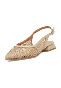 Zapato slingback tejido beige con puntera afilada, tacón bajo y ribete de cuero. Lados abiertos con parte superior de malla texturizada. Correa ajustable en el tobillo.
