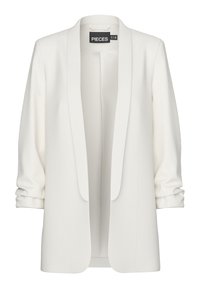 Blazer blanc avec une texture lisse, décolleté ouvert et accents d'épaule. Comprend des manches trois-quarts et un design minimaliste. Étiquette de marque "PIECES" visible.