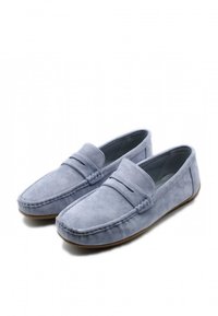 Mocassini in suede blu chiaro con una texture liscia, caratterizzati da un design cucito e uno stile slip-on. Suola in gomma per una buona aderenza.