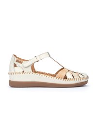 Sandalia de cuero blanca con correa ajustable, diseño de punta abierta, acentos de color natural y detalles cosidos a lo largo de la suela.