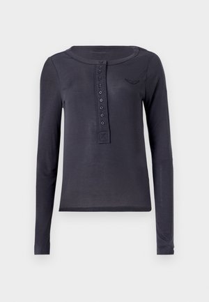 Dolga rokava mornarsko modra henley majica iz lahkega materiala z gumbasto zaponko in majhnim vezenim logotipom na prsih.
