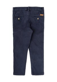 Pantalons bleu marine en tissu léger, avec deux poches arrière à fermeture à bouton et des passants de ceinture à la taille.