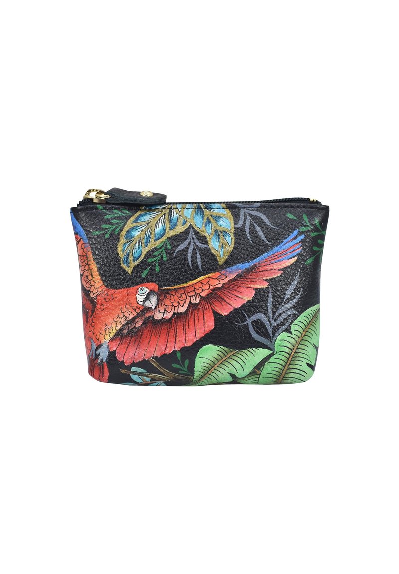 Zwarte leren tas met textuur, voorzien van een ontwerp van een rode papegaai, groene bladeren en blauwe accenten, met een gouden rits aan de bovenkant.