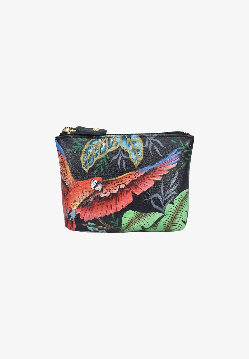 Zwarte leren tas met textuur, voorzien van een ontwerp van een rode papegaai, groene bladeren en blauwe accenten, met een gouden rits aan de bovenkant.