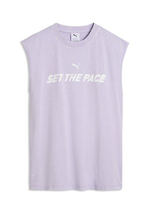 Bez rękawów, jasnofioletowa sportowa koszulka Puma z białym napisem "SET THE PACE" i logo Puma na środku z przodu.