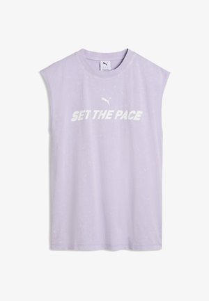 Bez rękawów, jasnofioletowa sportowa koszulka Puma z białym napisem "SET THE PACE" i logo Puma na środku z przodu.