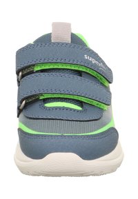 Niebieski but sportowy z zielonymi akcentami, teksturowana cholewka i rzepy. Jasna podeszwa, z wyściełanym kołnierzem z tyłu.