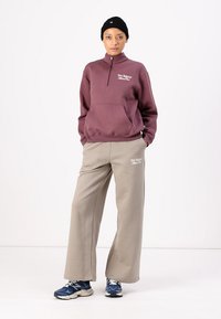 New Balance LINEAR GRAPHIC HALF ZIP - Sweatshirt - faded plum