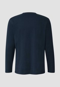 Lange mouw, marineblauw T-shirt gemaakt van zacht materiaal, met een ronde hals en een eenvoudig ontwerp zonder patronen of accenten.