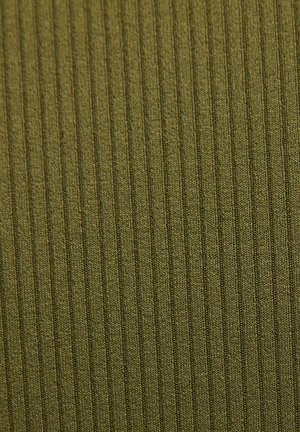 Olivengrøn ribbet stof med lodrette striber, lavet af et tekstureret strikkemateriale, der viser et ensartet mønster og en glat overflade.