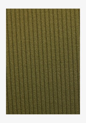 Olive roheline sooniline kangas, millel on vertikaalsed triibud, valmistatud tekstuurilisest kudumisest, näidates ühtlast mustrit ja siledat pinda.