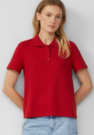 Rode polo shirt met een knoopsluiting en korte mouwen, gemaakt van zachte stof. Eenvoudig ontwerp, met een klassieke kraag en een ontspannen pasvorm.
