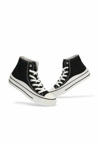 Zapatillas altas negras con cordones blancos, suelas de goma y una puntera blanca a contraste. Presentan costuras y acentos de diseño en blanco.