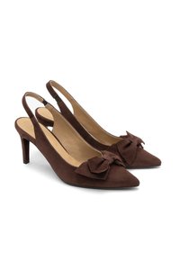 Brązowe zamszowe czółenka na odkrytej pięcie z wąskim noskiem i kokardą na przodzie. Posiadają średnio wysoką obcas i gładką skórzaną wkładkę.