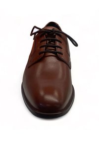 Brun lædersko med rund tå, der har snørelukning og en glat finish. Enkel design med minimale accenter og syninger.