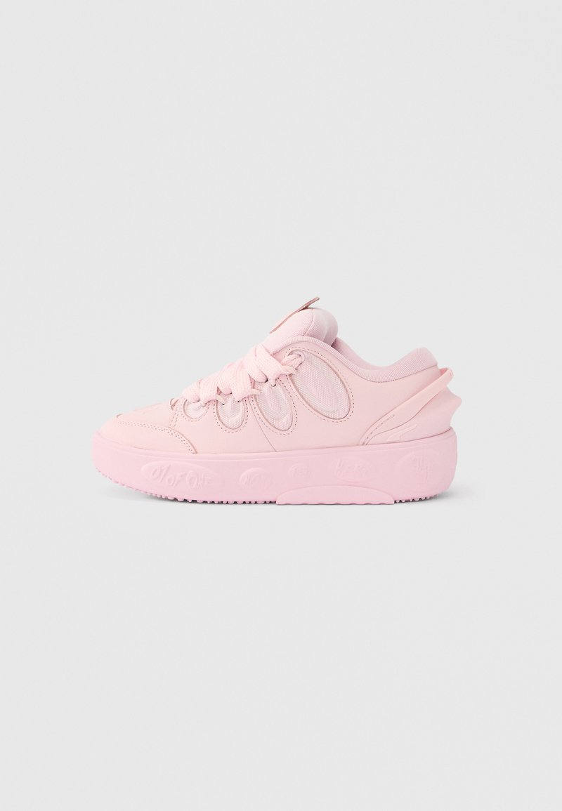 Pantofi sport roz cu un finisaj neted, mat, cu vârf rotund, șireturi rotunde și accente laterale texturate. Talpă groasă din cauciuc cu siglă.